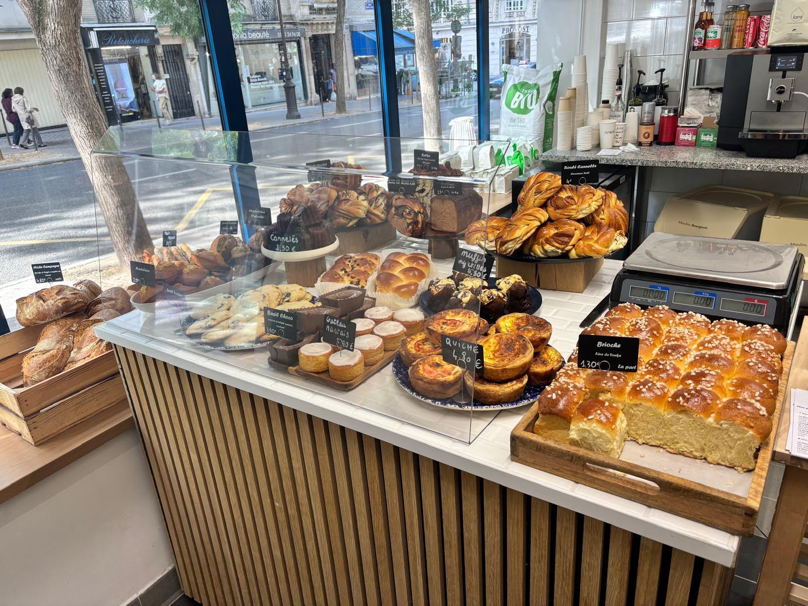 Le comptoir du nouvel atelier Basil avec ses gourmandises et ses cafés Lomi
