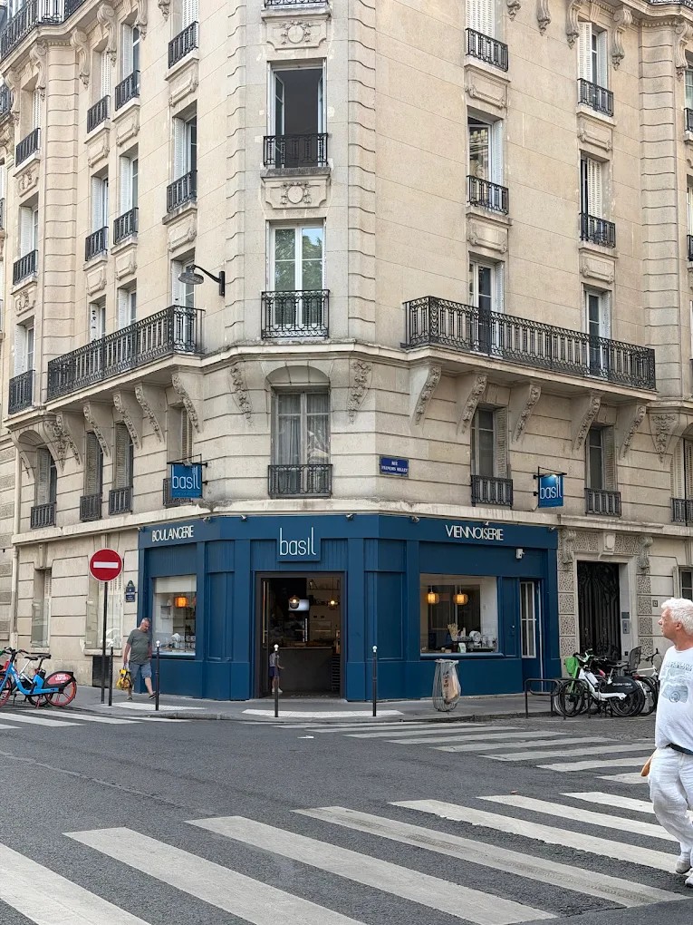 La boulangerie Basil à l’angle de la rue François Millet