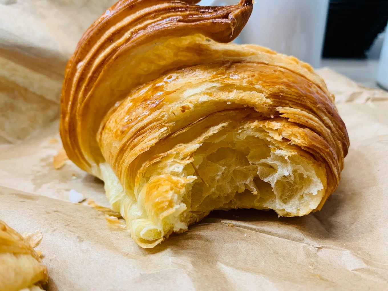 Gros plan sur les couches dorées du feuilletage d’un croissant