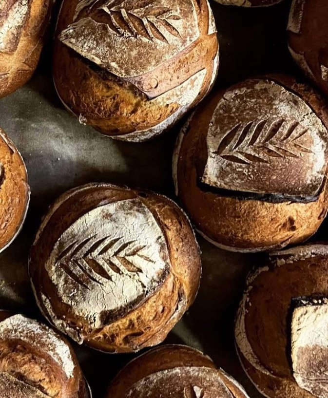 Les pains au levain de Basil, façonnés et cuits maison